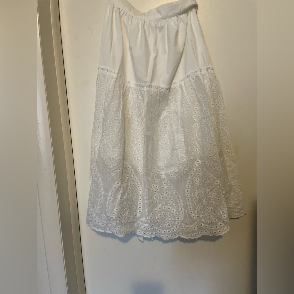 Embroidery white skirt